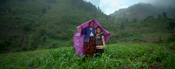 Agricultora mixteca en su parcela de temporal, Sierra Norte de Oaxaca